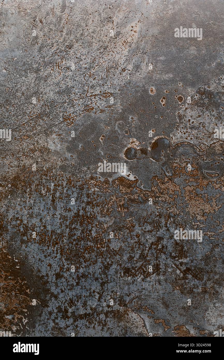 Rustikale Metalloberfläche mit einzigartigen Mustern und Texturen mit einer Mischung aus Blau- und Brauntönen bei natürlichem Licht Stockfoto