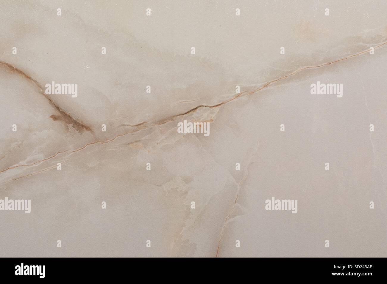 Schöne hellbeige Marmoroberfläche mit natürlichen Mustern und Adern, geeignet für elegante Innenräume und Designprojekte Stockfoto