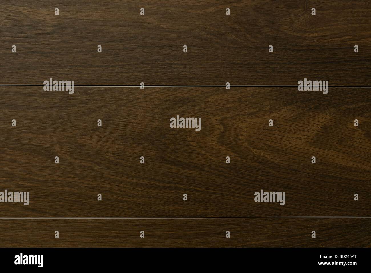 Dunkler Holzboden mit glatter Textur in einem modernen Innenraum bei Tageslicht Stockfoto