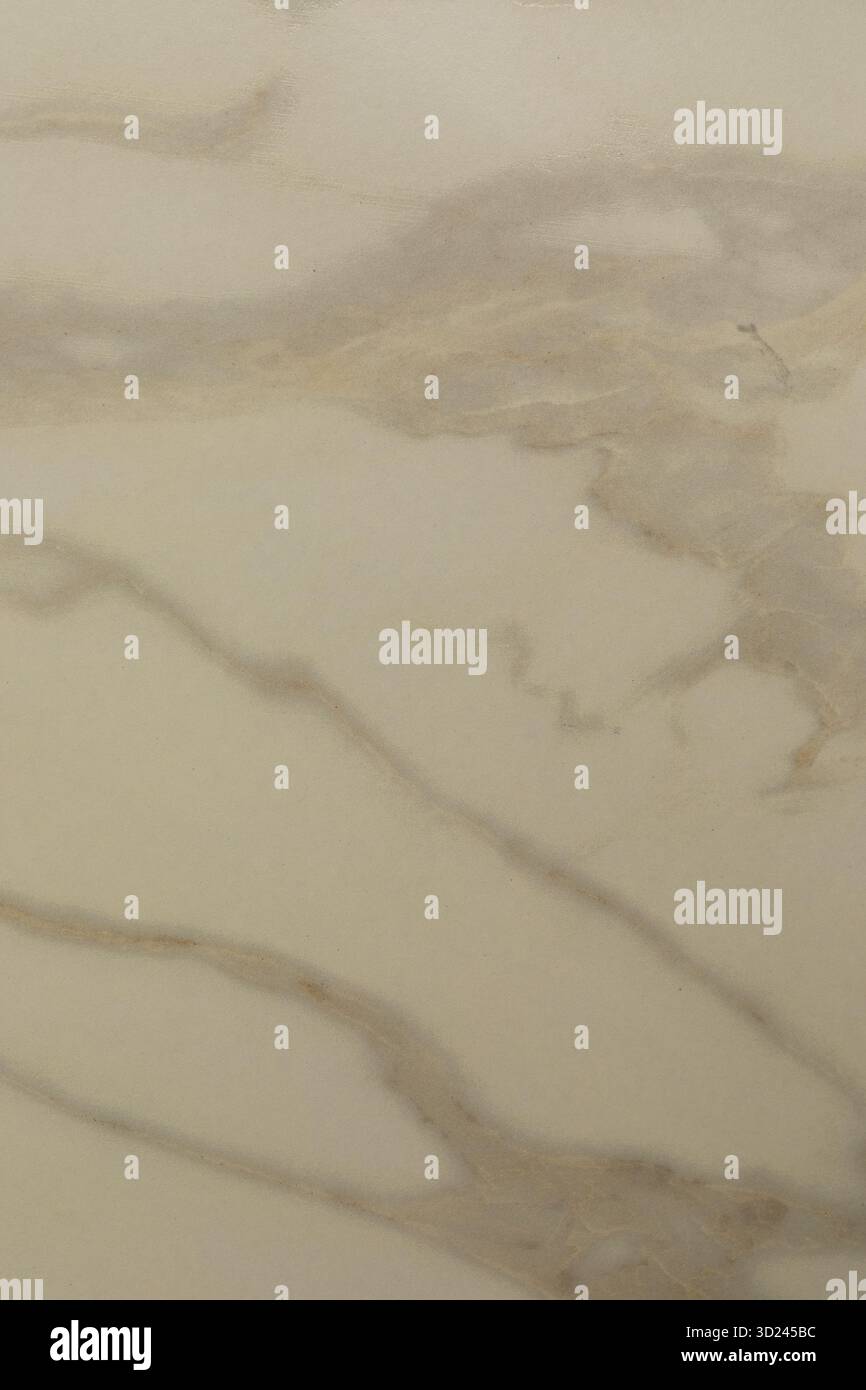 Elegante beigefarbene Marmoroberfläche mit dezenten Adern und Texturen, die natürliche Schönheit und Raffinesse in modernem Design zum Ausdruck bringen Stockfoto