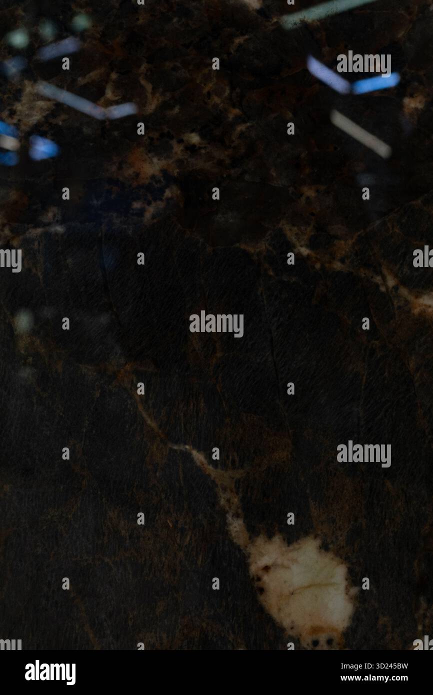 Glatte schwarze Marmoroberfläche mit dezentem Lichteinfall in einem modernen Kontext der Inneneinrichtung Stockfoto