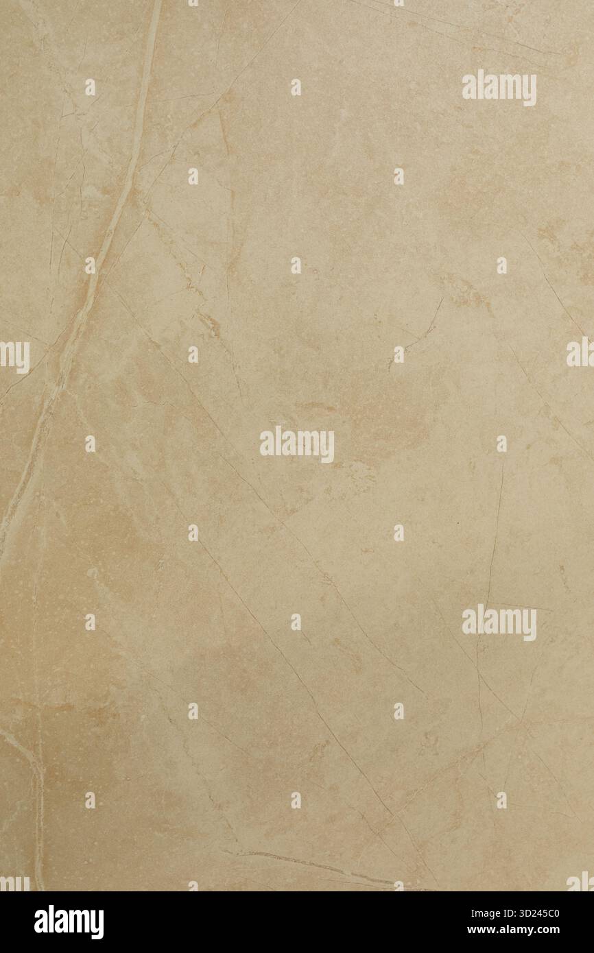 Neutrale beige Steinoberfläche mit dezenter Textur und natürlichen Mustern, ideal für Hintergründe und Innenarchitektur Stockfoto