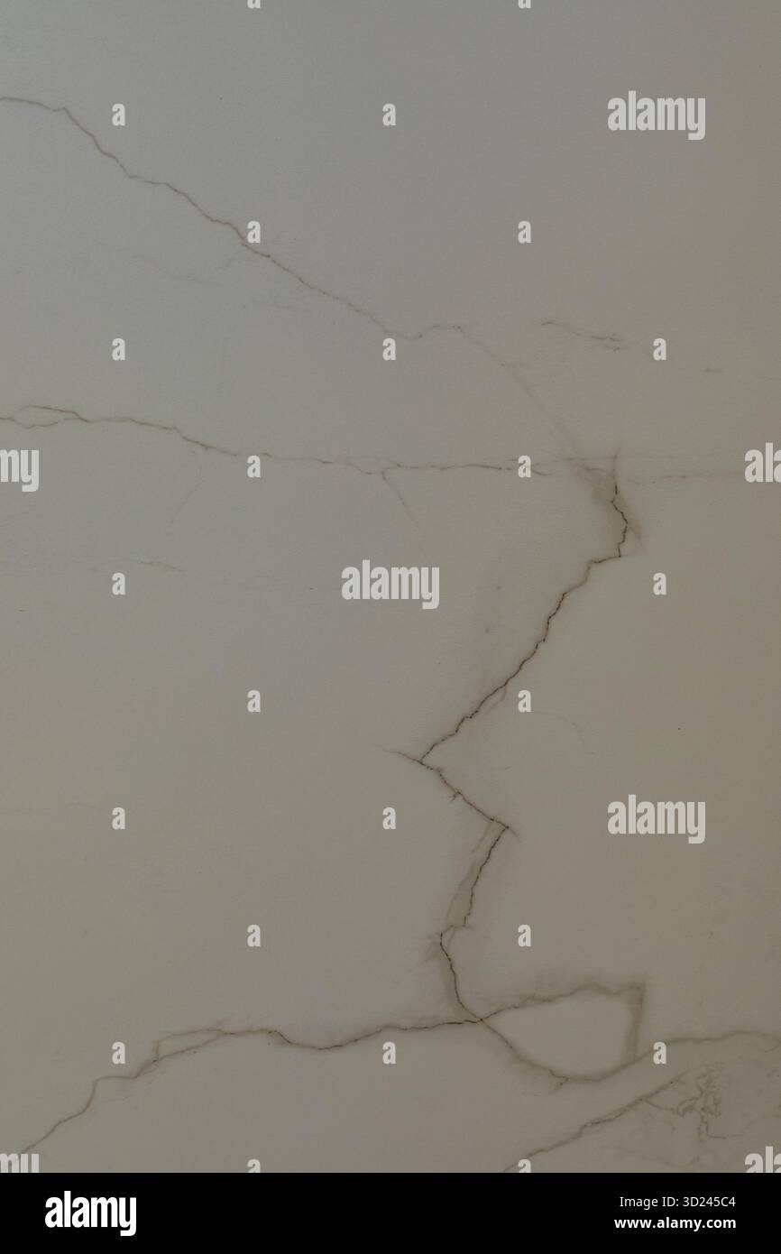 Gerissene Marmoroberfläche mit komplizierten natürlichen Mustern in weichen neutralen Tönen in Innenräumen Stockfoto