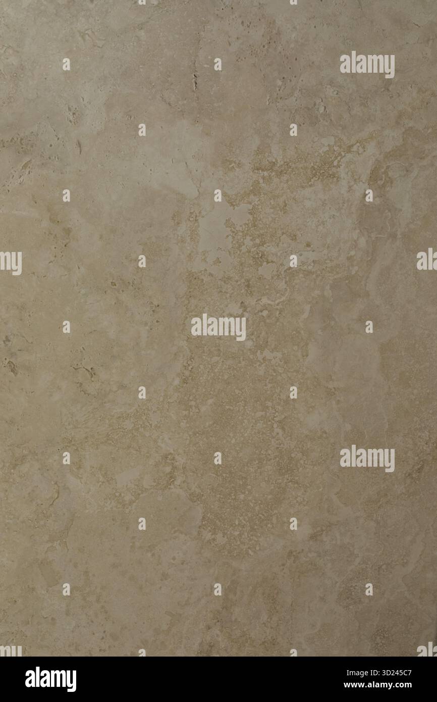 Die Natursteinwand zeigt warme Erdtöne und einzigartige Muster und schafft eine beruhigende Atmosphäre in einer Innenumgebung. Die Textur fügt Tiefe und hinzu Stockfoto