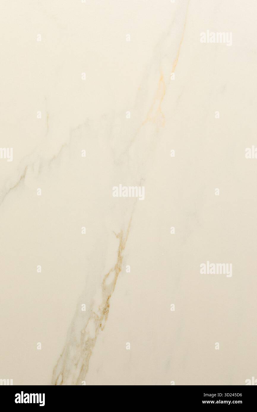 Elegante helle, beige Marmoroberfläche mit dezenten Adern und Texturen, ideal für Innenarchitektur und Dekorationsprojekte Stockfoto