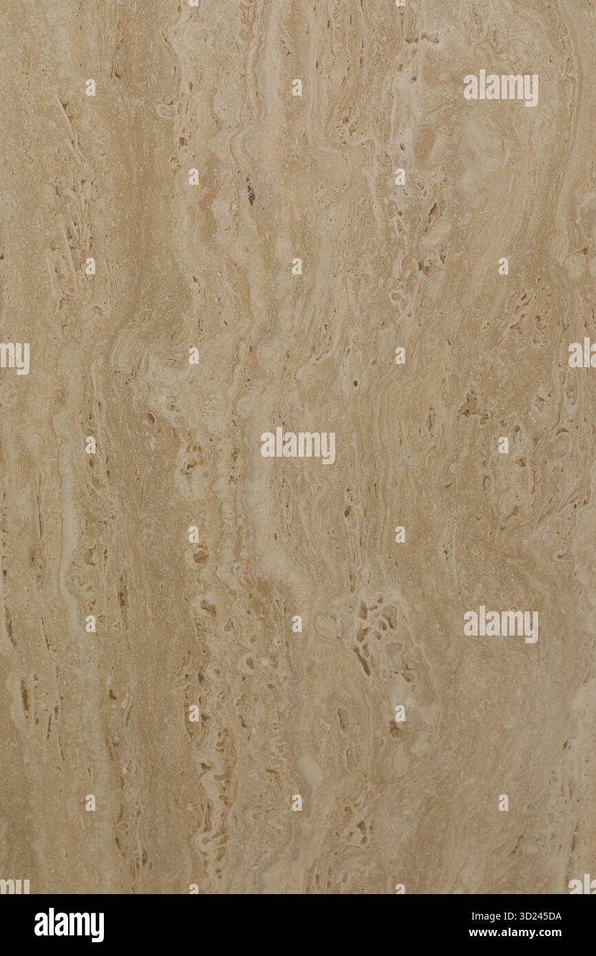 Warme beige Natursteinoberfläche mit Wirbeln und Mustern, perfekt für Innenarchitekturprojekte in Privathaushalten oder Büros Stockfoto