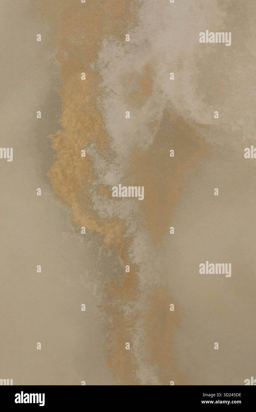 Abstraktes Design mit Erdtönen und wirbelnden Mustern in einer Natursteinoberfläche Stockfoto