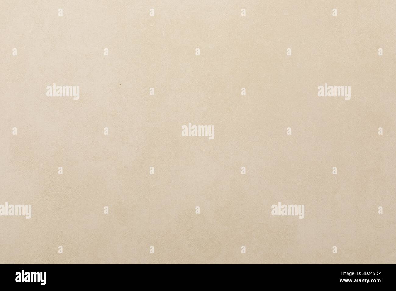 Neutrale strukturierte Wandoberfläche mit subtilen Farb- und Tonvariationen für einen einladenden Hintergrund in verschiedenen Umgebungen Stockfoto
