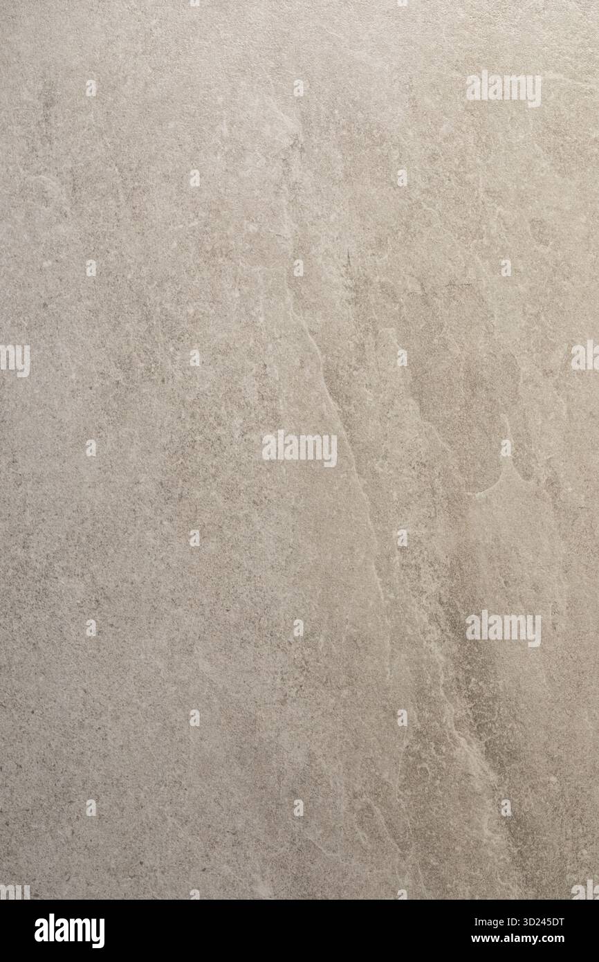 Glatte beige Steinoberfläche mit dezenten Texturen, perfekt für Innenarchitekturprojekte oder Architekturanwendungen Stockfoto