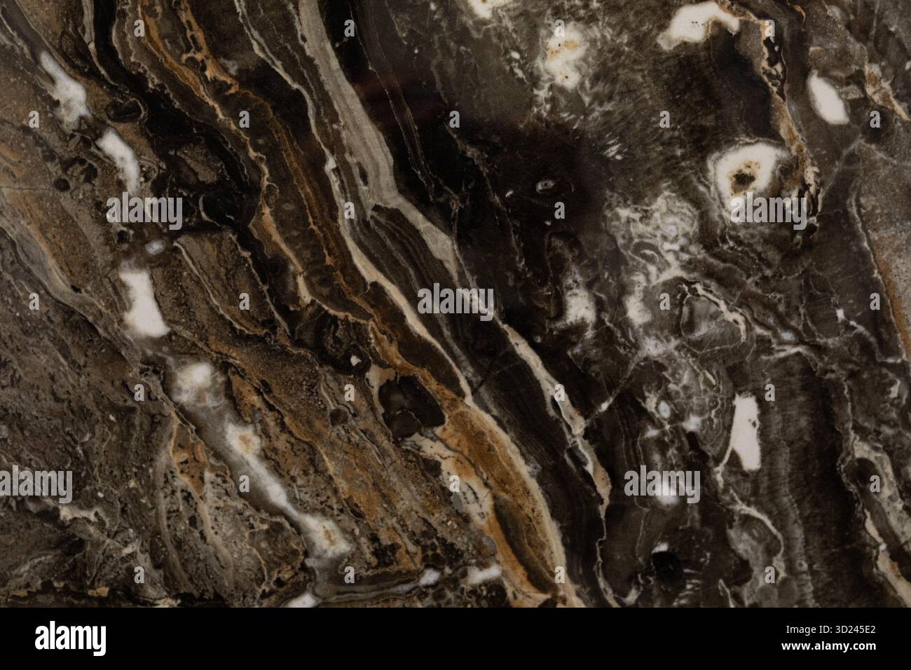 Natursteinstruktur mit wirbelnden Mustern und erdigen Farben, die in geologischen Formationen zu finden sind Stockfoto