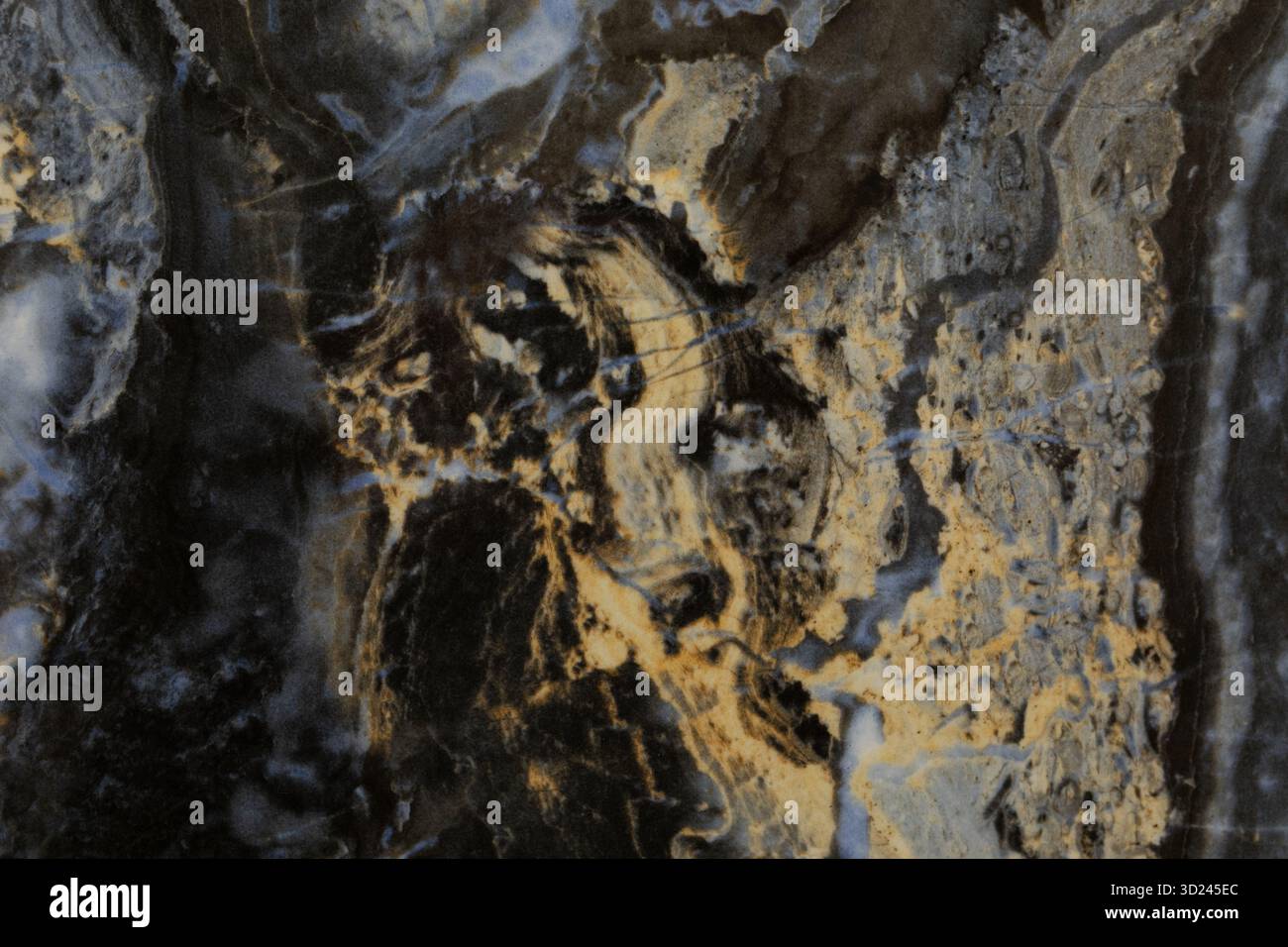 Abstrakte Muster und Texturen in einem Naturstein, der komplexe geologische Formationen aus nächster Nähe ähnelt Stockfoto