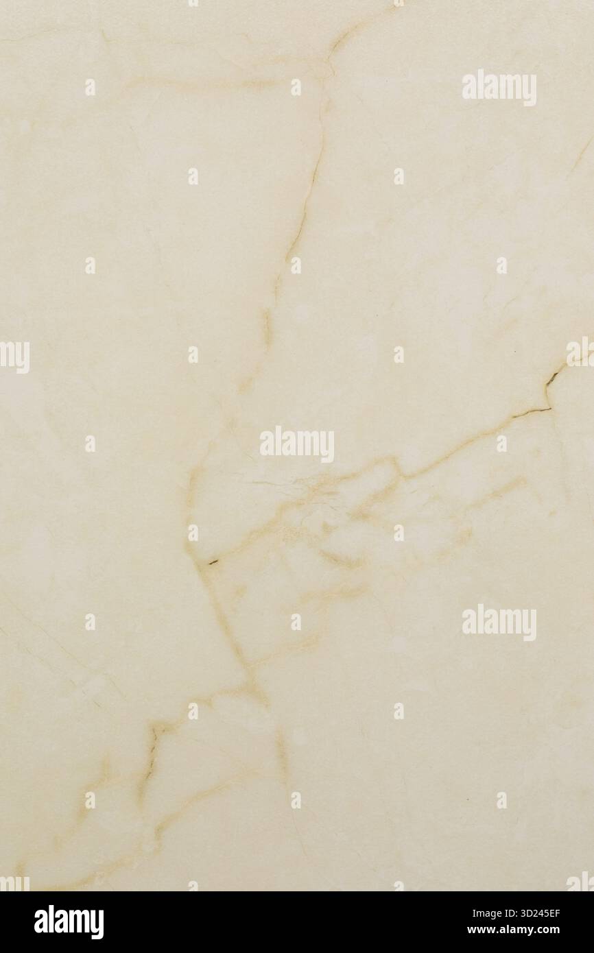 Helle beige Marmoroberfläche mit subtilen Mustern und Variationen in Textur und Farbe, die natürliche Eleganz und Raffinesse vermitteln Stockfoto
