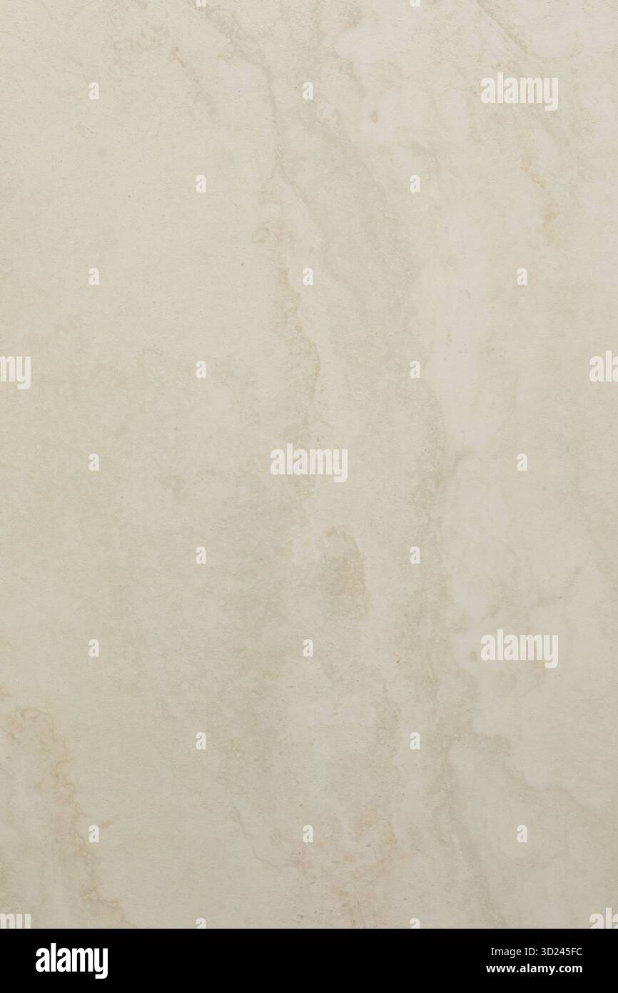 Glatte beige Marmoroberfläche mit dezenten Adern, ideal für Innenarchitektur und Wohnkultur Stockfoto
