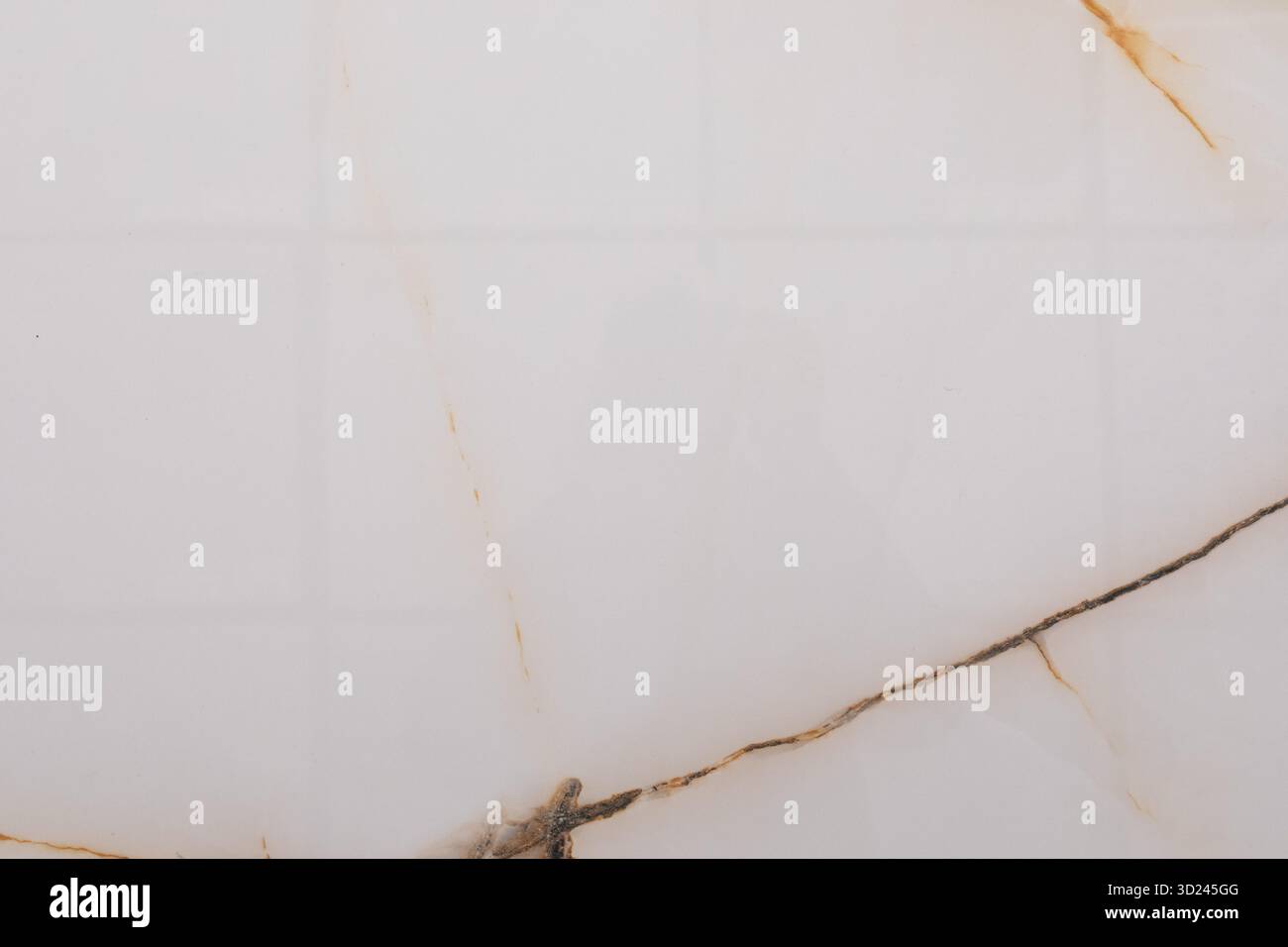Elegante weiße Marmoroberfläche mit dezenten goldenen Adern und glattem Finish in modernem Ambiente Stockfoto