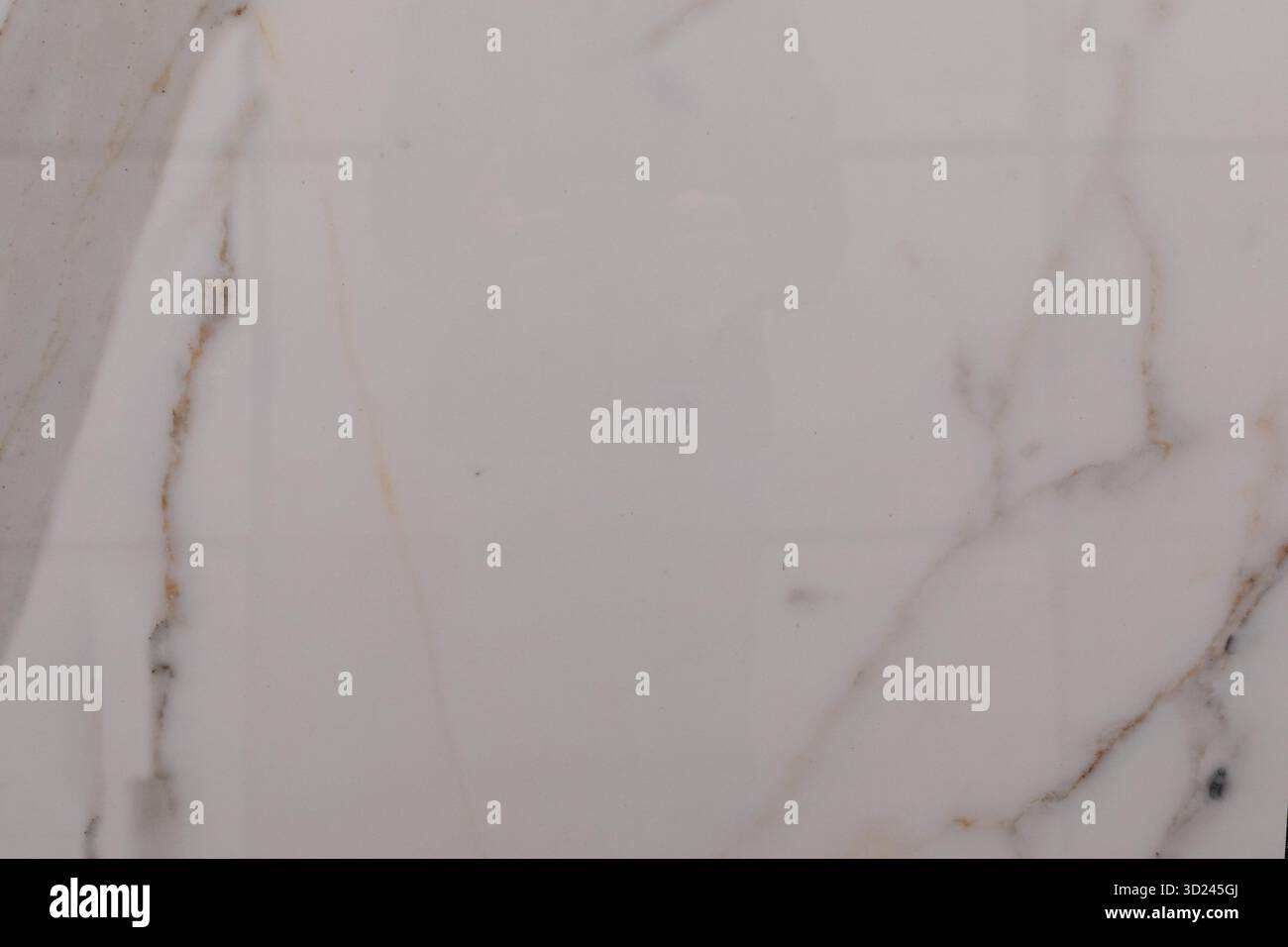 Elegante weiße Marmoroberfläche mit natürlichen Adern und glatter Textur in sanfter Beleuchtung für Inspiration für das Innendesign Stockfoto