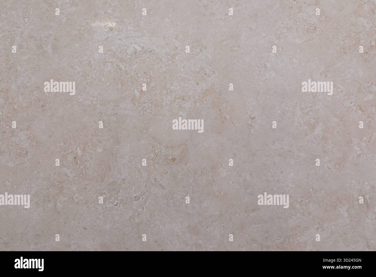 Glatte beige Steinfläche mit natürlichen Mustern und Texturen, ideal für Wohnkultur Stockfoto