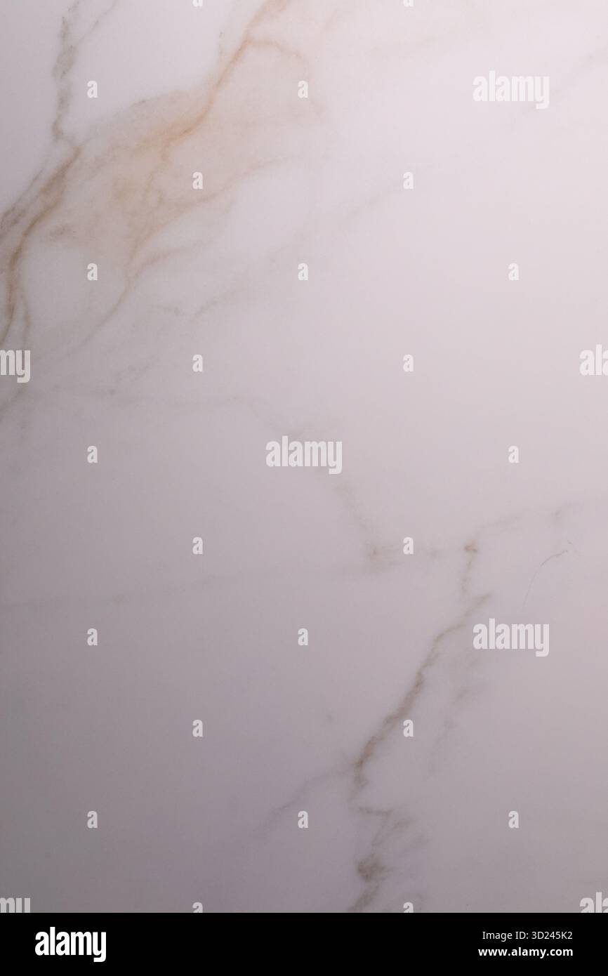 Nahaufnahme der glatten Marmoroberfläche mit einzigartigen Aderenmustern in sanften Creme- und Beigetönen Stockfoto