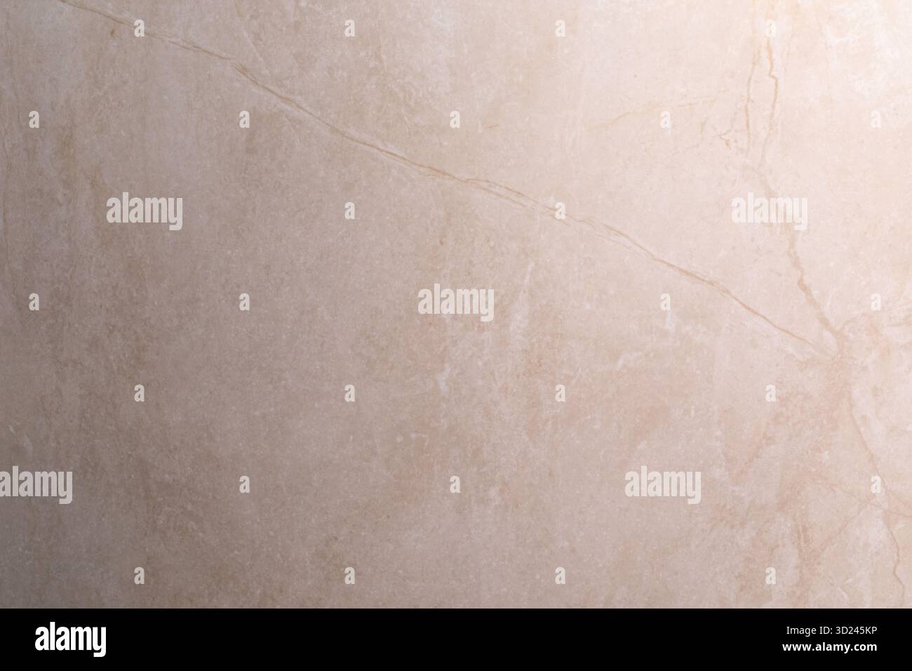Helle beige Marmoroberfläche mit dezenten Adern, die eine elegante Kulisse für verschiedene Designs und Umgebungen schaffen Stockfoto
