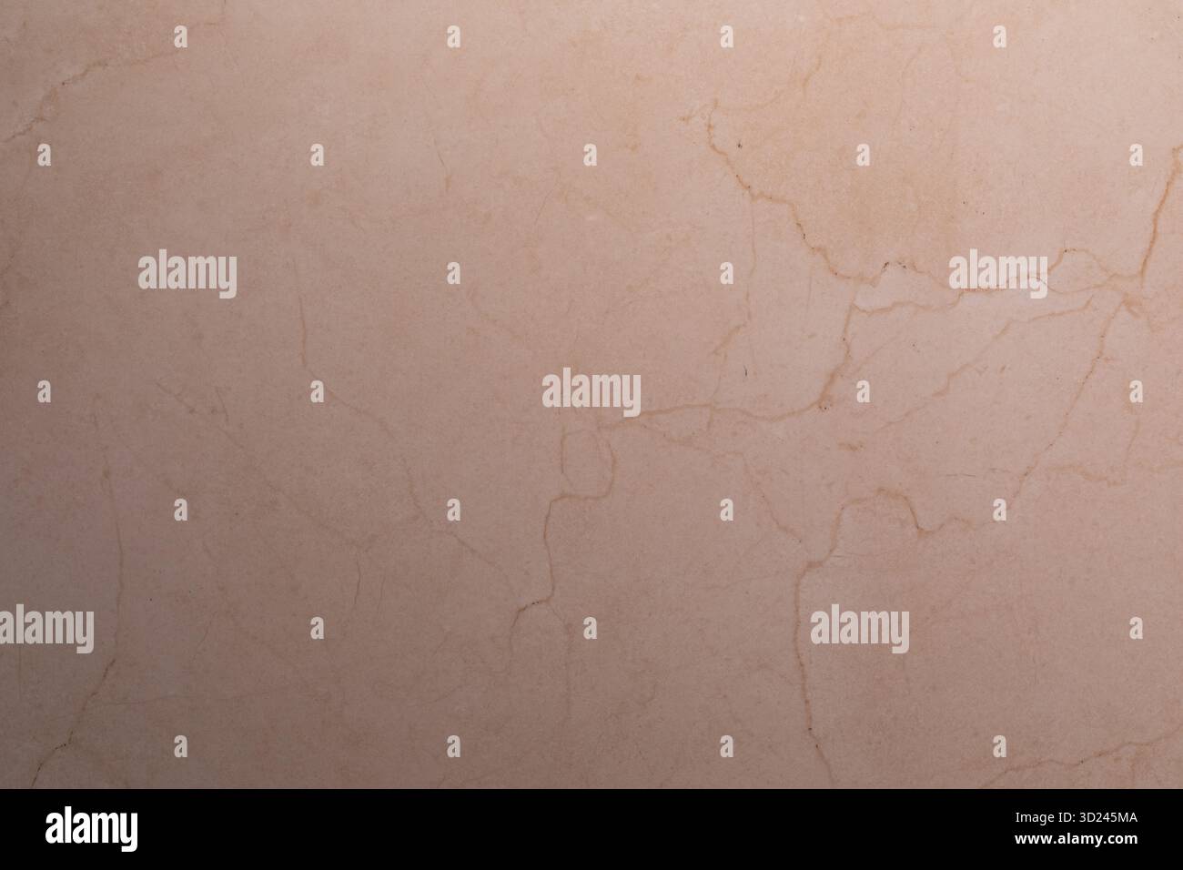 Strukturierte beige Steinoberfläche mit subtilen Rissen und Mustern in natürlichem Licht schafft eine beruhigende Atmosphäre Stockfoto
