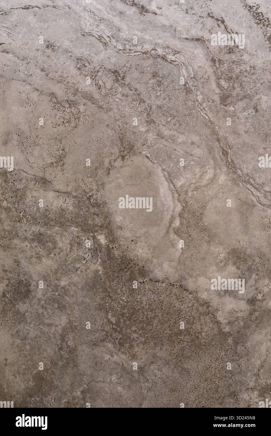 Abstrakte Muster auf Natursteinoberfläche mit strukturierten Beige- und Grautönen und dezenten Marmor-Details Stockfoto