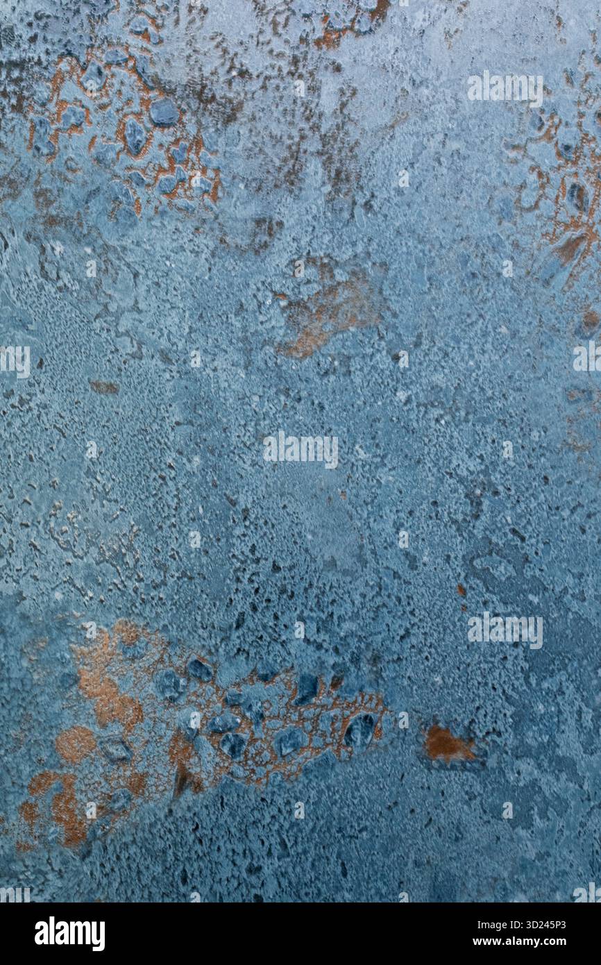 Einzigartige strukturierte Oberfläche mit Blau- und Goldtönen, die eine Mischung aus Farben und Mustern in einem atemberaubenden abstrakten Design präsentiert Stockfoto