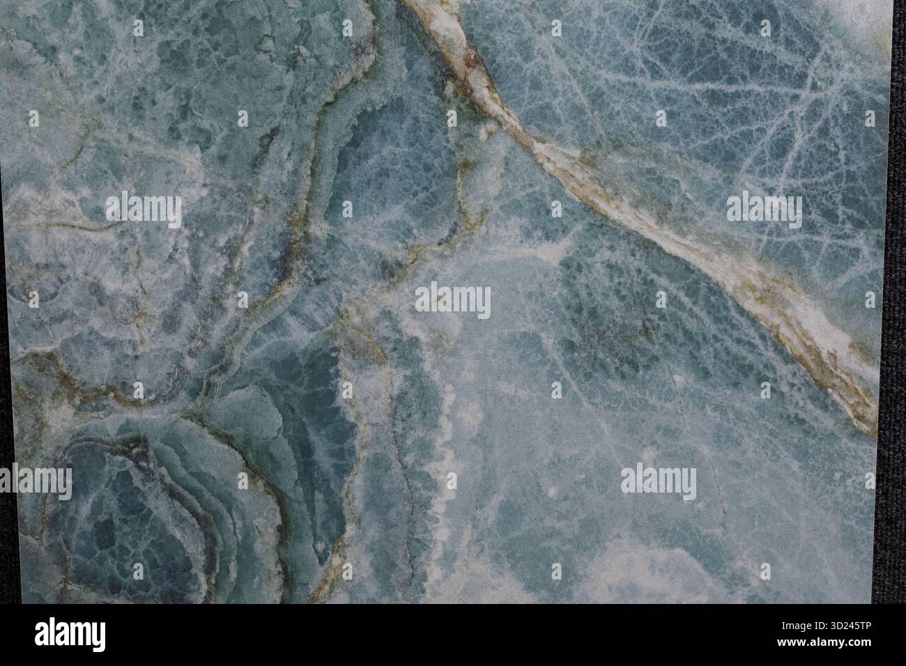 Einzigartiger blauer Marmor mit komplizierten Mustern und Texturen in einem Natursteingeschäft Stockfoto