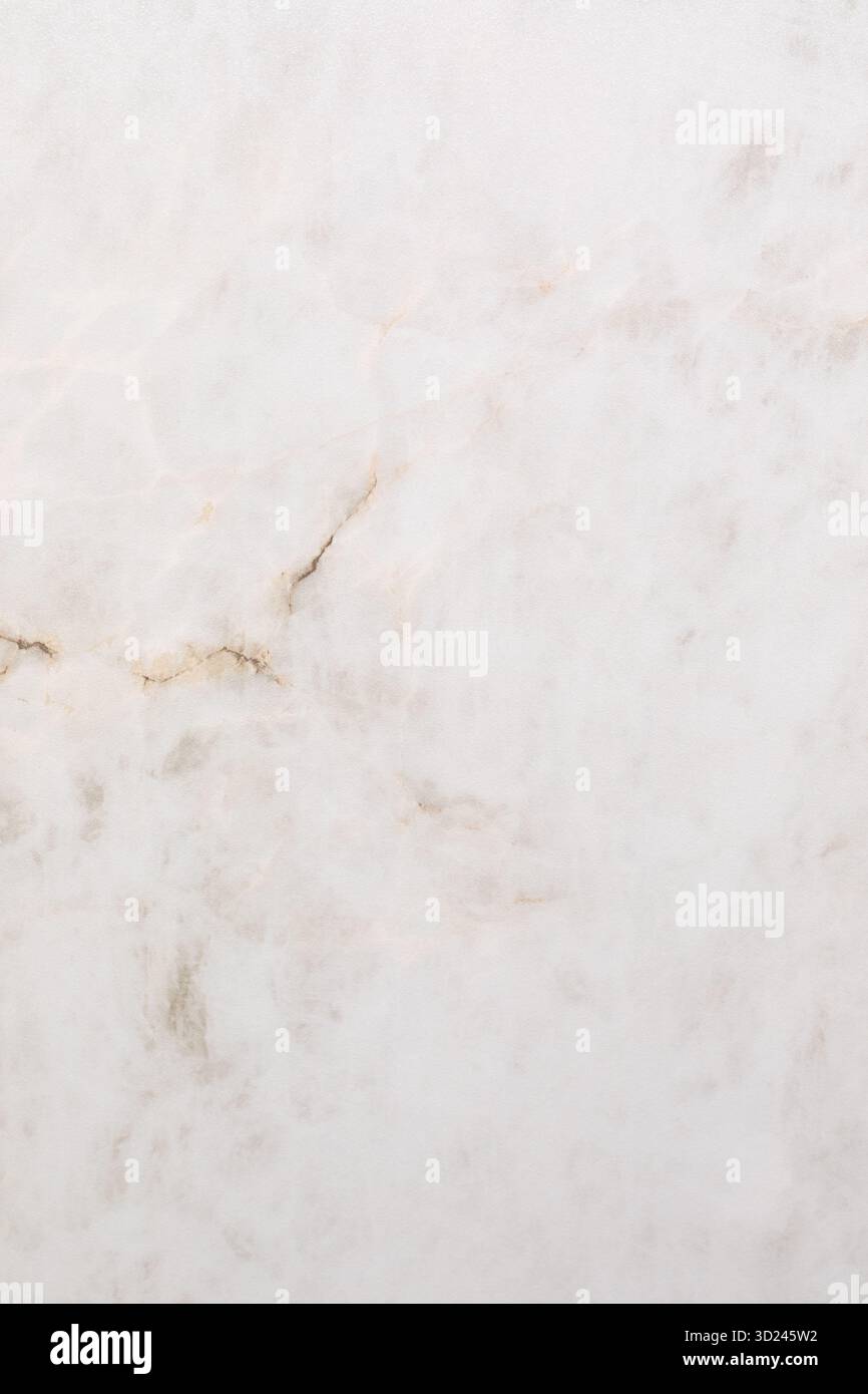 Glatte weiße Marmoroberfläche mit dezenten Adern und Texturen in natürlichem Licht für elegante Design-Inspiration Stockfoto