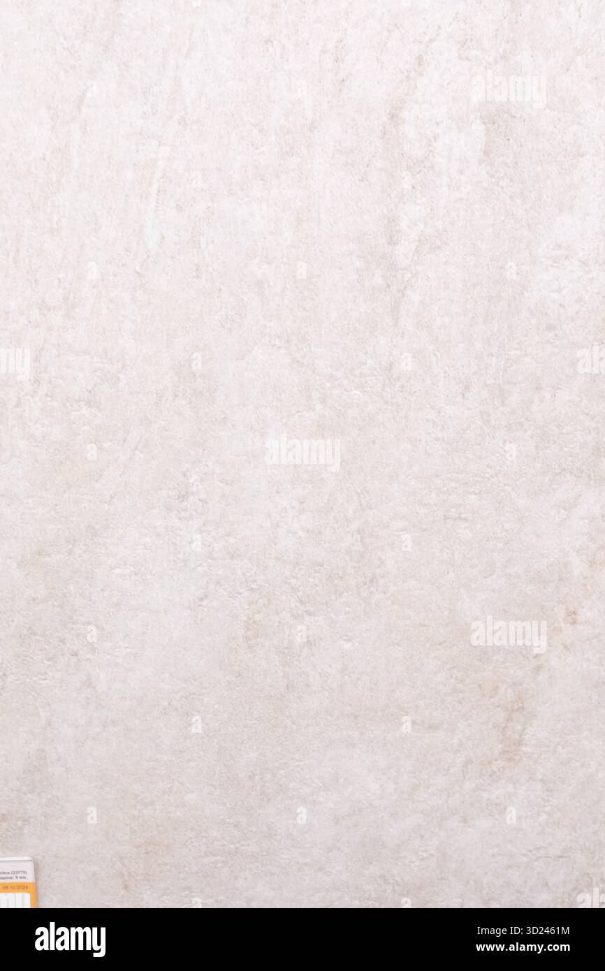 Neutrale Texturen auf einer glatten Oberfläche mit sanfter natürlicher Beleuchtung in minimalistischer Innenumgebung Stockfoto