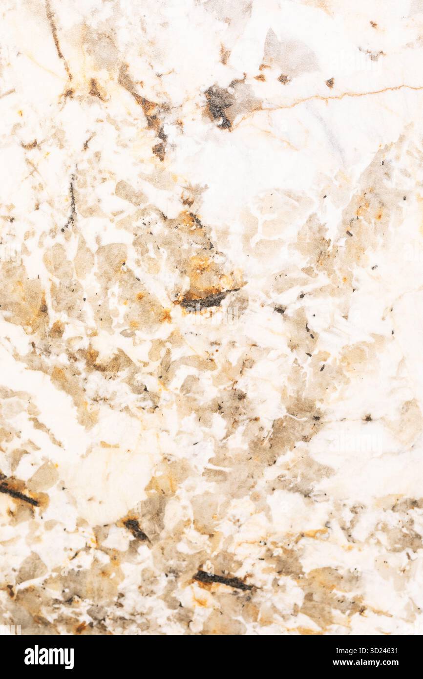 Einzigartige Muster aus weißem und goldenem Marmor mit Erdtönen und natürlichen Texturen, die in der Natur zu finden sind Stockfoto