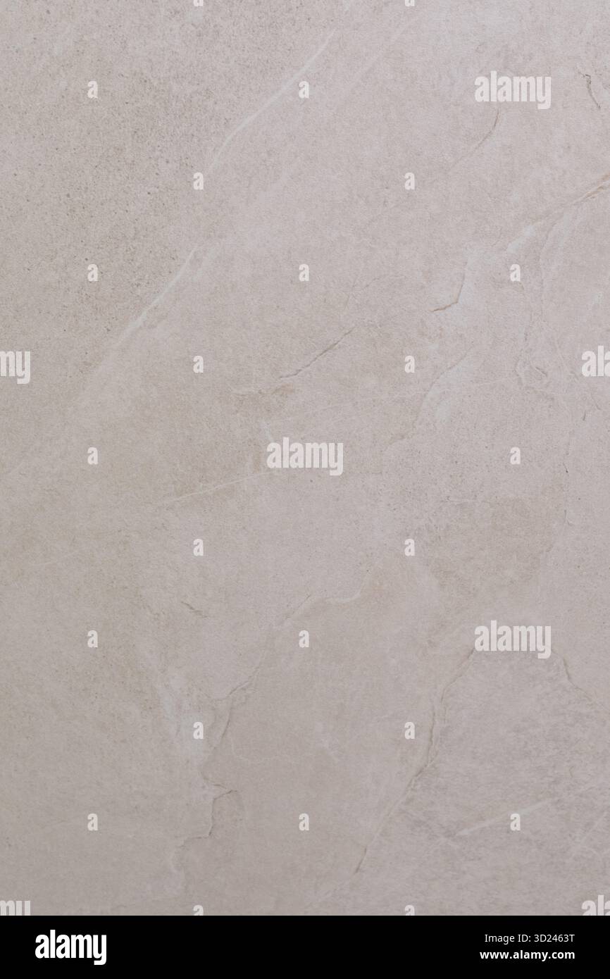 Glatte helle Steinoberfläche mit natürlicher Textur und subtilen Mustern, ideal für verschiedene Designanwendungen Stockfoto