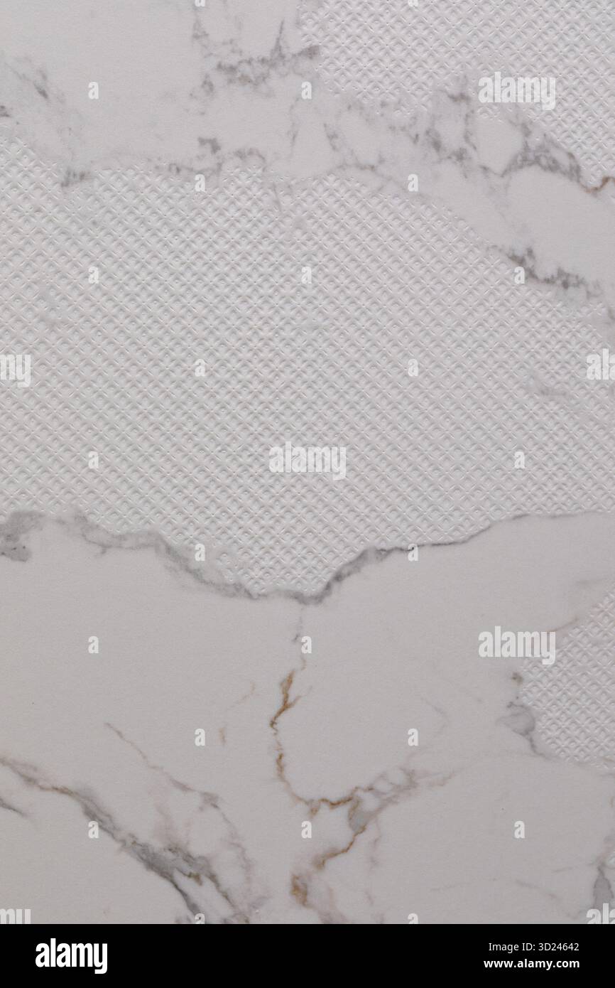 Die Nahansicht einer strukturierten weißen Marmoroberfläche zeigt ein gewebtes Muster, das Tiefe und Interesse verleiht. Diese Oberfläche kann moderne Innenräume verbessern Stockfoto