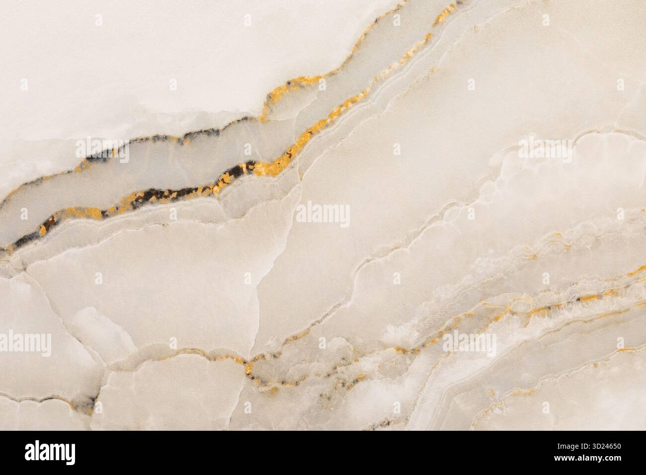 Elegante Marmoroberfläche mit goldenen Adern, die natürliche Schönheit und einzigartige Muster in sanfter Beleuchtung zeigen Stockfoto
