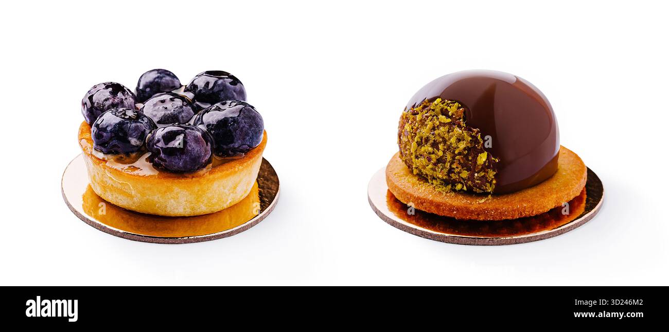 Reichhaltige Desserttörtchen mit Heidelbeeren und Schokolade auf einem sauberen weißen Hintergrund Stockfoto