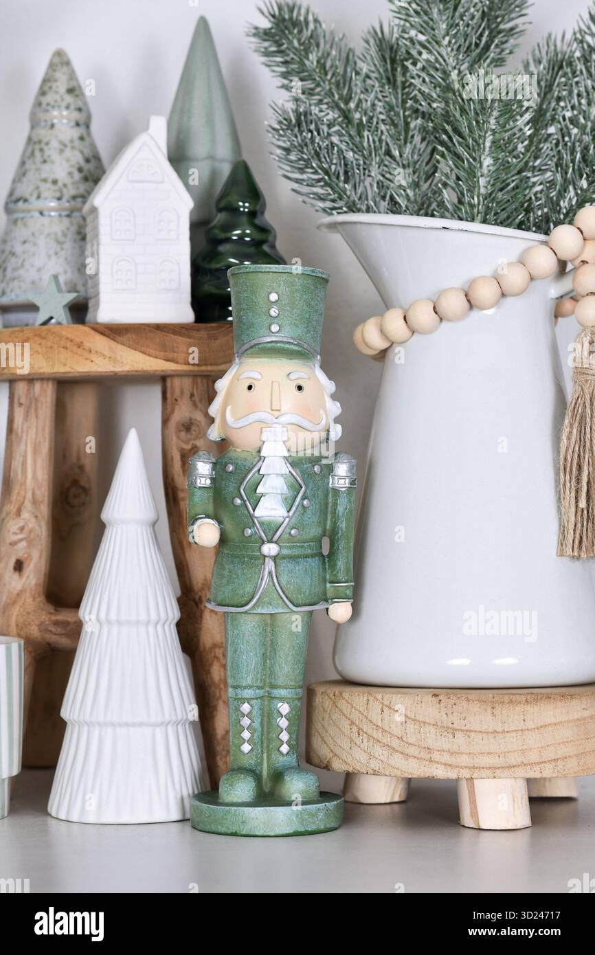 Wunderschönes Bauernhaus oder Boho-Stil Weihnachtsdekoration mit trendigem mintgrünem Nussknacker Stockfoto