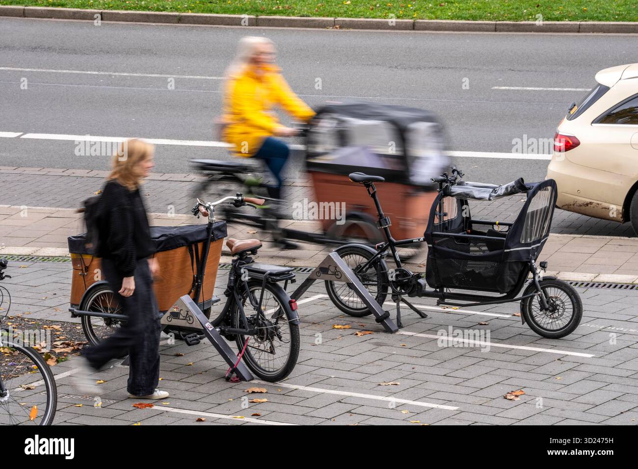 Parkplatz für Lastenräder am Bahnhof Düsseldorf-Bilk, vorbei, Nordrhein-Westfalen, Stockfoto