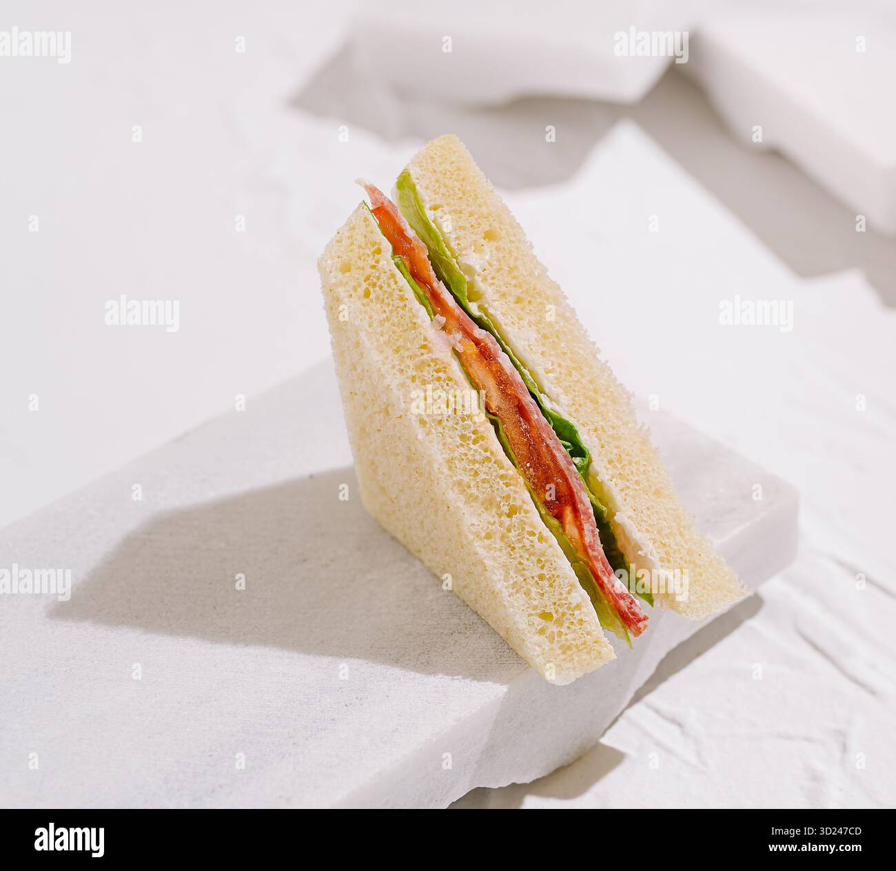 Köstliches mehrschichtiges Sandwich mit frischen Zutaten auf einem sauberen Hintergrund Stockfoto