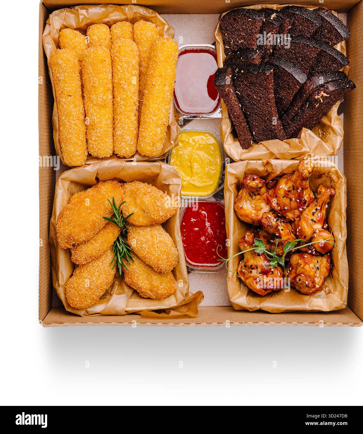 Köstliche Auswahl an Speisen auf der Platte mit frittierten Snacks und Hähnchenflügeln Stockfoto