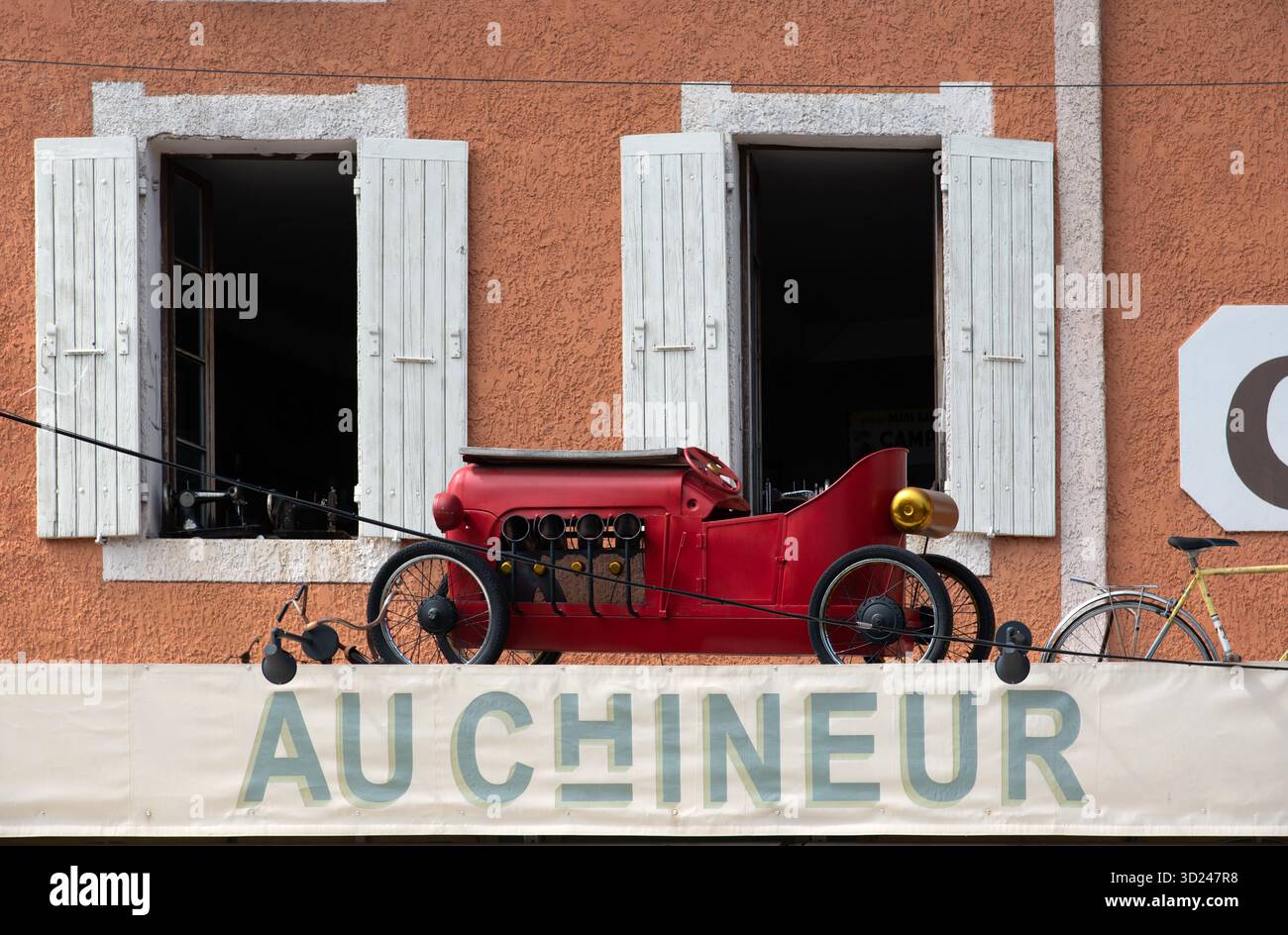 Fassade des Au Chineur Restaurants oder des Schnäppchenrestaurants Hunter mit antikem oder Vintage-Spielzeugauto L'Isle-sur-la-Sorgue Provence Frankreich Stockfoto