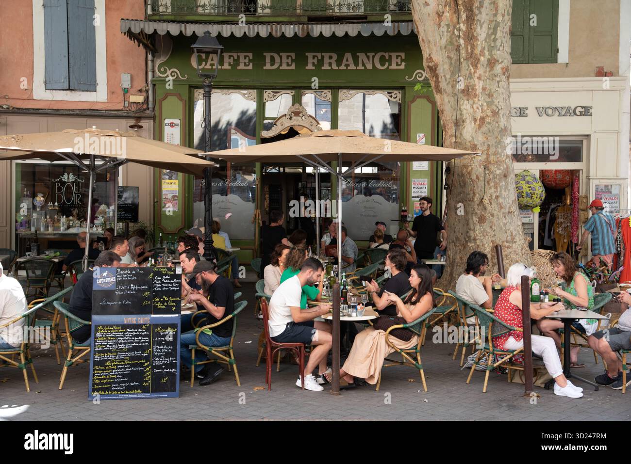 Outdoor, Dining oder Alfresco Dining im 'Cafe de France' Pavement Cafe oder Restaurant in der Altstadt L'Isle-sur-la-Sorgue Provence Frankreich Stockfoto