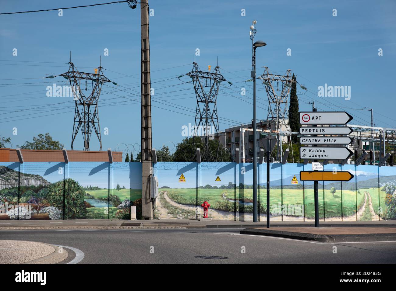 Stromunterstation oder Schaltanlage mit elektrischen Pylonen, Transformatoren und verziertem oder lackiertem Sicherheitszaun oder Sicherheitszaun Stockfoto