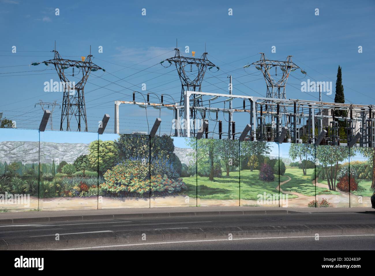 Stromunterstation oder Schaltanlage mit elektrischen Pylonen, Transformatoren und verziertem oder lackiertem Sicherheitszaun oder Sicherheitszaun Stockfoto