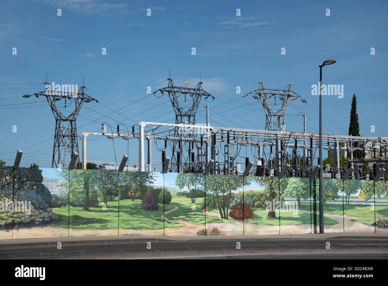 Stromunterstation oder Schaltanlage mit elektrischen Pylonen, Transformatoren und verziertem oder lackiertem Sicherheitszaun oder Sicherheitszaun Stockfoto