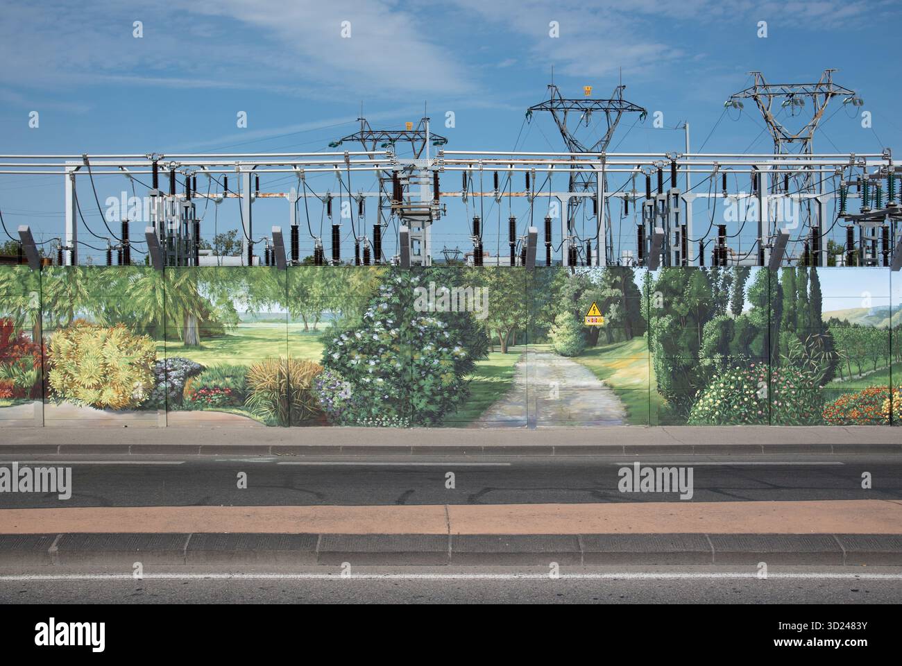 Elektrizitätsunterstation oder Elektrizitätswerk umgeben von einem bemalten Sicherheitszaun oder einer Sicherheitsmauer mit Landschaftsgemälden der Provence Frankreich Stockfoto
