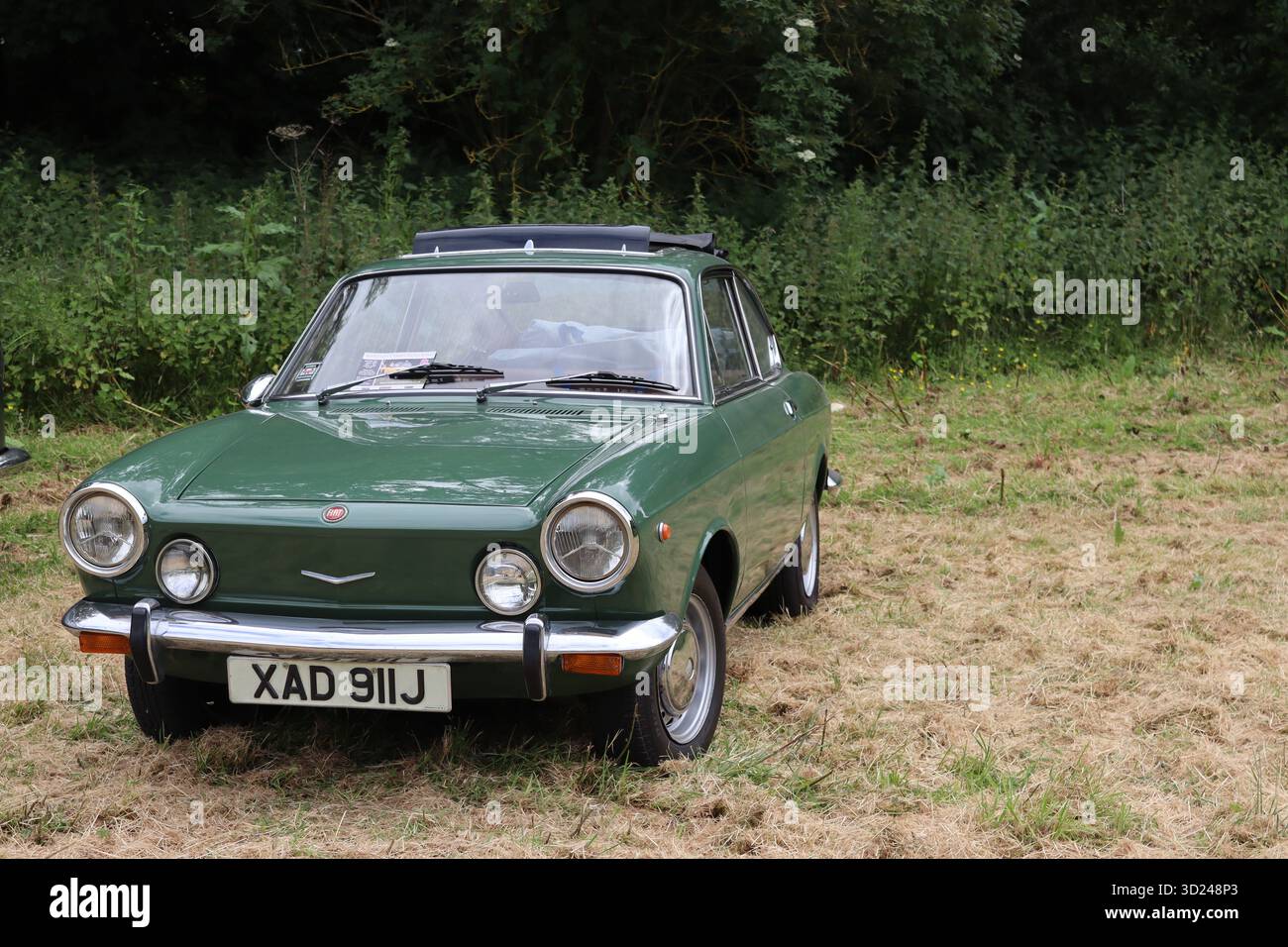 Ein seltenes Fiat 850 Coupé aus dem Jahr 1971, wunderschön restauriert und bei der ersten Markteinführung noch so stilvoll, wie es auf einer Oldtimer-Ausstellung gezeigt wurde. Stockfoto