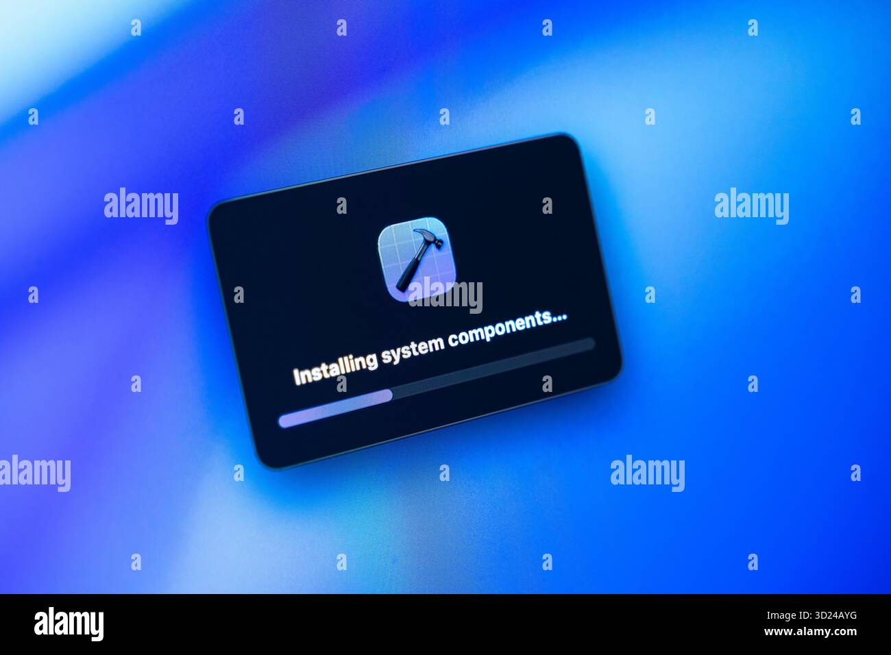 Poznan, Polen – 18. September 2025: Nahaufnahme eines Softwareinstallationsfensters mit der Meldung „Installieren von Systemkomponenten...“ Mit einem Hammersymbol auf einem V Stockfoto