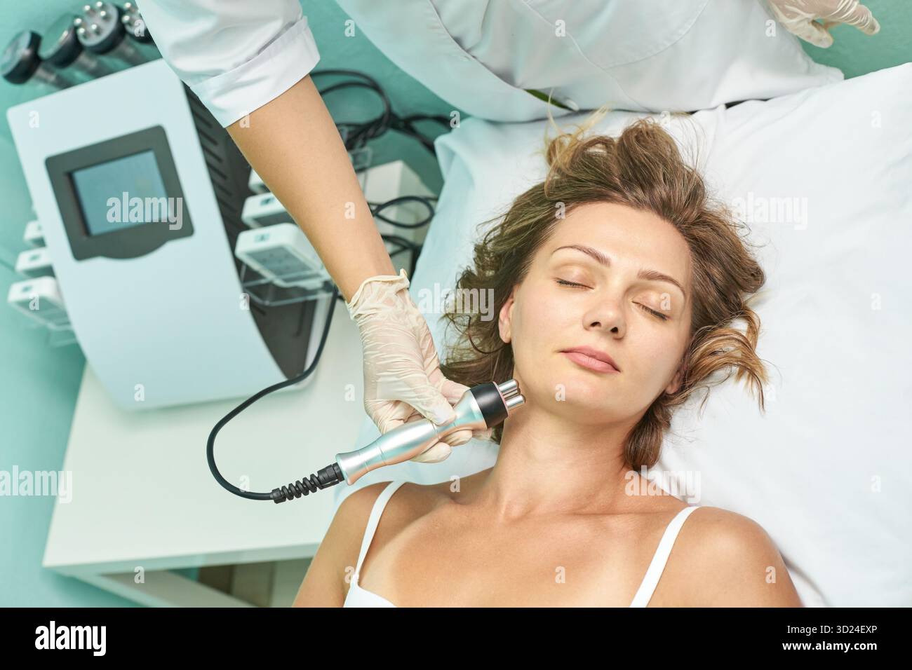 Junge kaukasische Frau in einer Kurklinik mit nicht-invasiver Gesichtsbehandlung Stockfoto