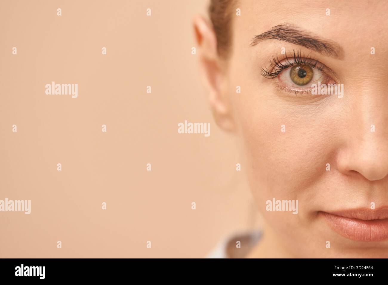 Teilgesicht einer jungen kaukasischen Frau mit fokussiertem Auge und natürlichem Make-up Stockfoto