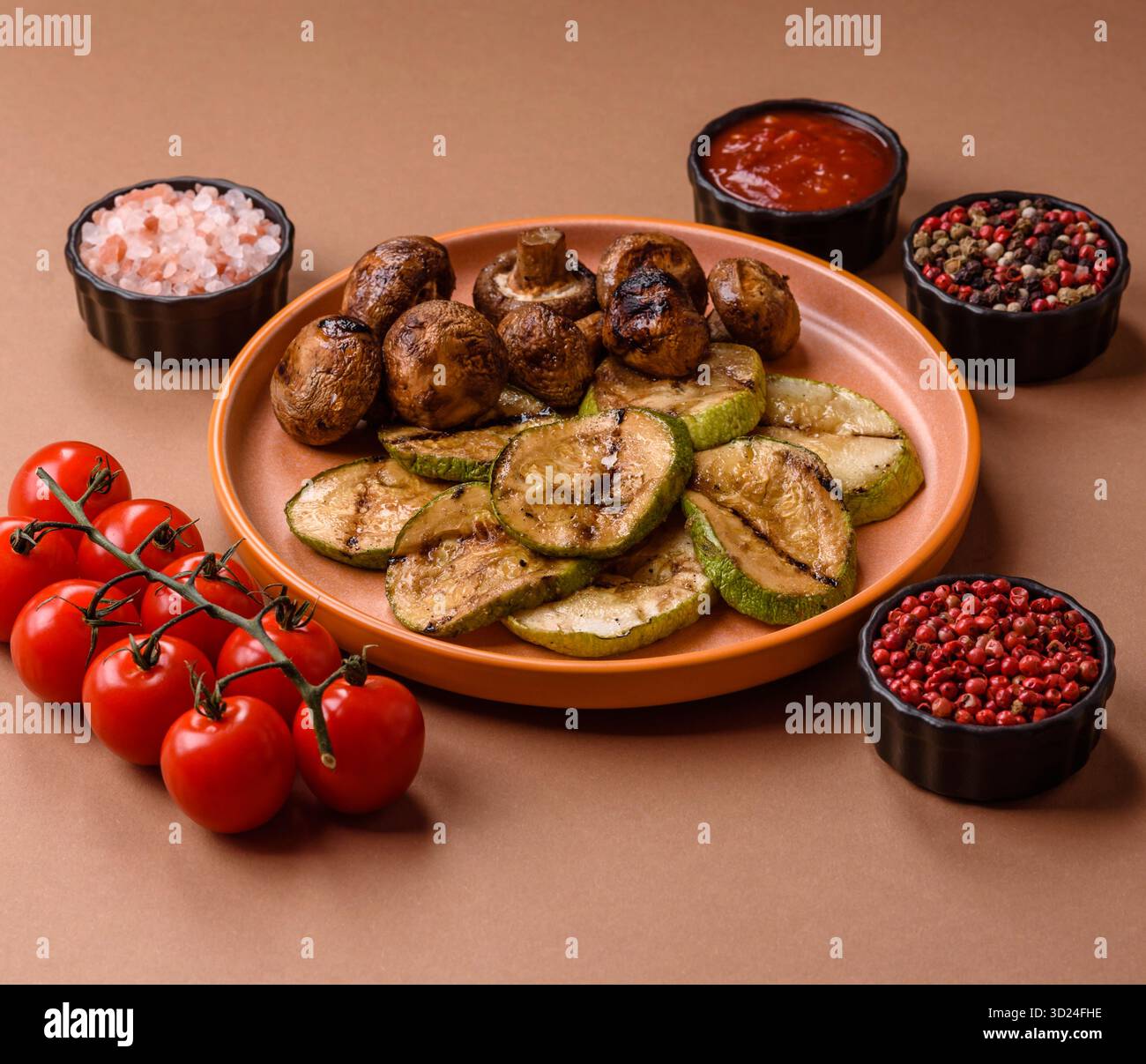 Gegrillte grüne Zucchini-Scheiben, vegetarische Gerichte. Grüner Barbecue Zucchini Stockfoto