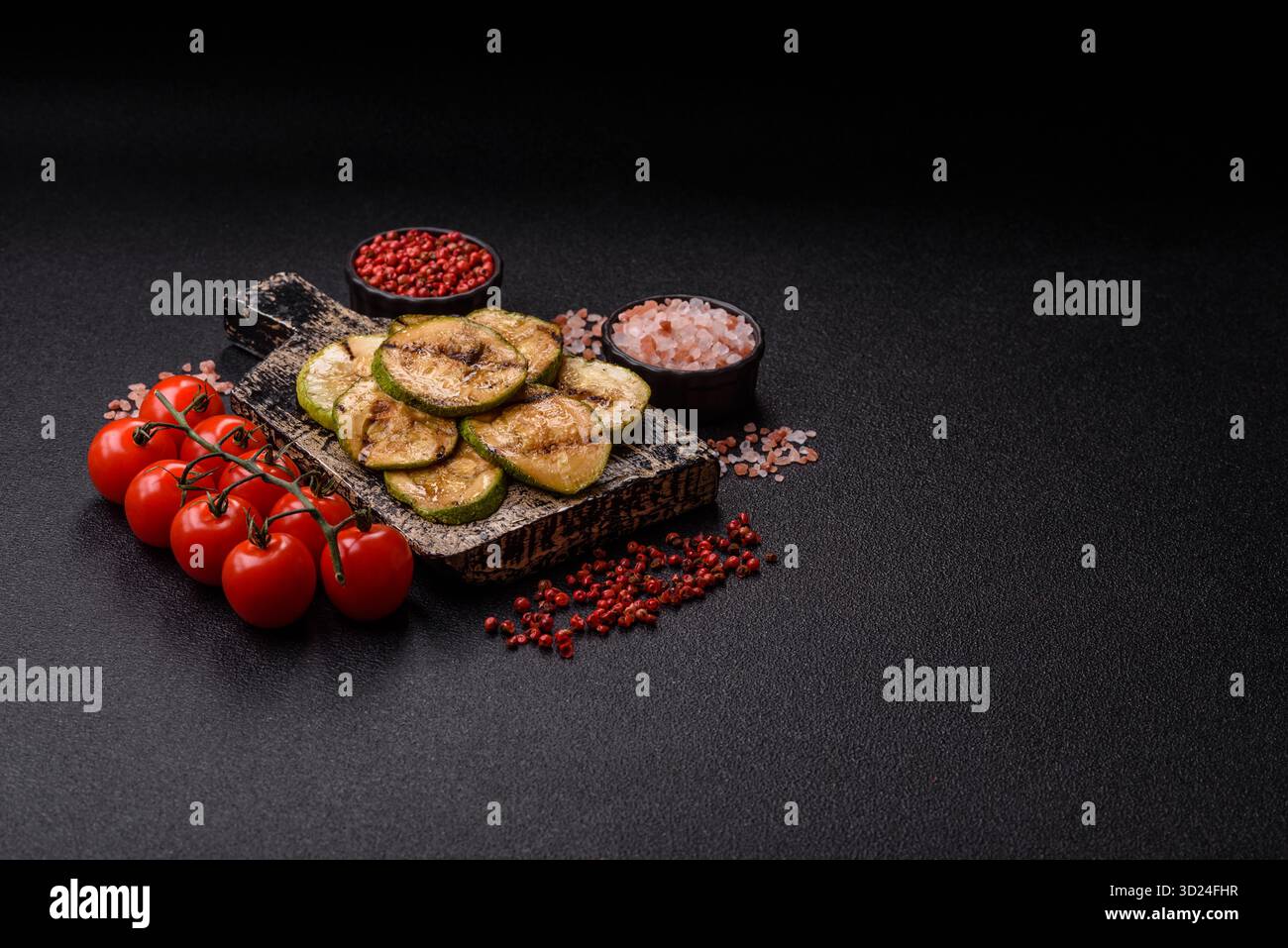 Gegrillte grüne Zucchini-Scheiben, vegetarische Gerichte. Grüner Barbecue Zucchini Stockfoto