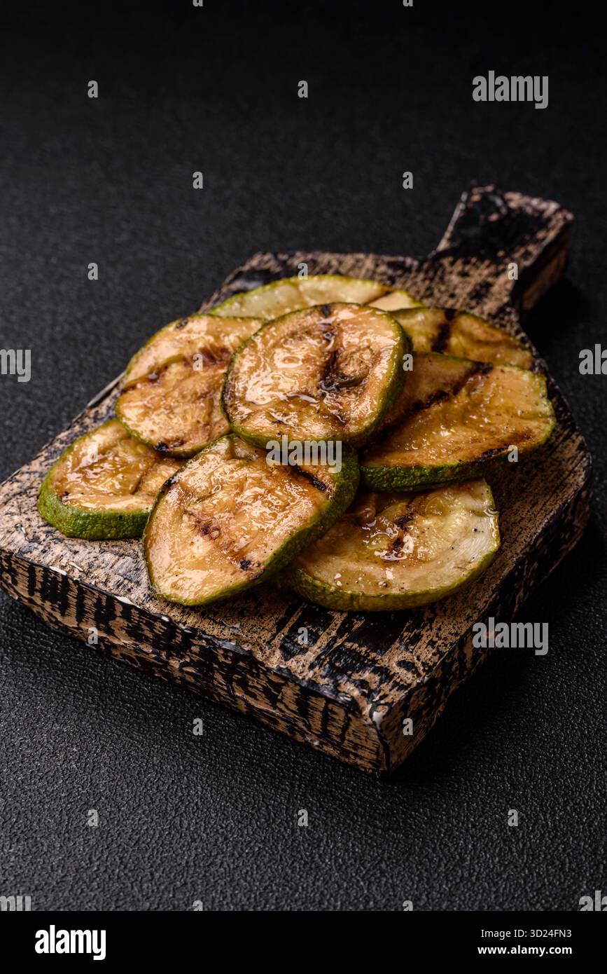 Gegrillte grüne Zucchini-Scheiben, vegetarische Gerichte. Grüner Barbecue Zucchini Stockfoto